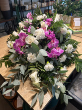 Cargar imagen en el visor de la galería, Rivera Flores Almohadón con orquídea color y rosas