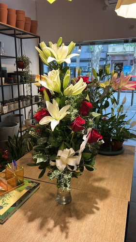 Arreglo de liliums y rosas rojas en florero