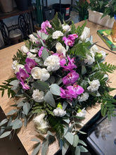 Cargar imagen en el visor de la galería, Rivera Flores Almohadón con orquídea color y rosas