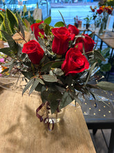 Cargar imagen en el visor de la galería, Florero con 6 rosas rojas