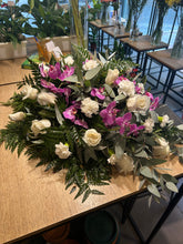 Cargar imagen en el visor de la galería, Rivera Flores Almohadón con orquídea color y rosas