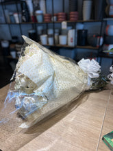 Cargar imagen en el visor de la galería, Ramo 100 Rosas Blancas