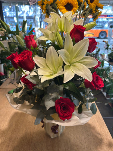 Arreglo de 2 liliums y 9 rosas en florero