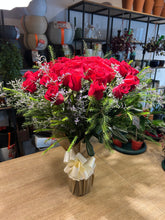 Cargar imagen en el visor de la galería, 50 Rosas en Florero