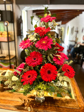 Cargar imagen en el visor de la galería, 12 Gerberas en florero
