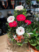 Cargar imagen en el visor de la galería, Florero con 6 gerberas