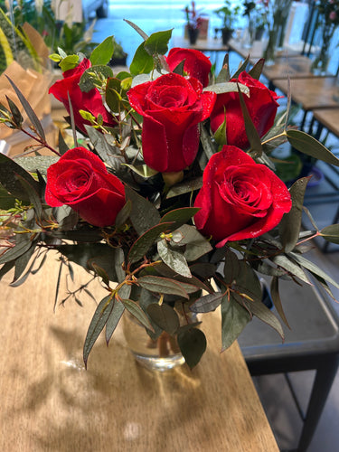 Florero con 6 rosas rojas