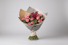 Cargar imagen en el visor de la galería, Rivera Flores Ramo con orquídea