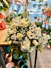 Cargar imagen en el visor de la galería, Almohadón con orquídea y rosas