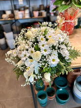 Cargar imagen en el visor de la galería, Almohadón con orquídea y rosas