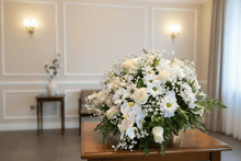 Cargar imagen en el visor de la galería, Rivera Flores Almohadón con orquídea y rosas