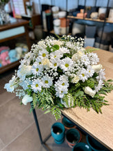 Cargar imagen en el visor de la galería, Almohadón con orquídea y rosas