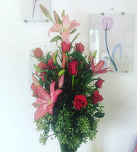 Cargar imagen en el visor de la galería, Rivera Flores - Floreria Arreglo redondo Gran arreglo de Rosas y Liliums