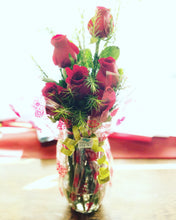 Cargar imagen en el visor de la galería, Florero con 6 rosas rojas