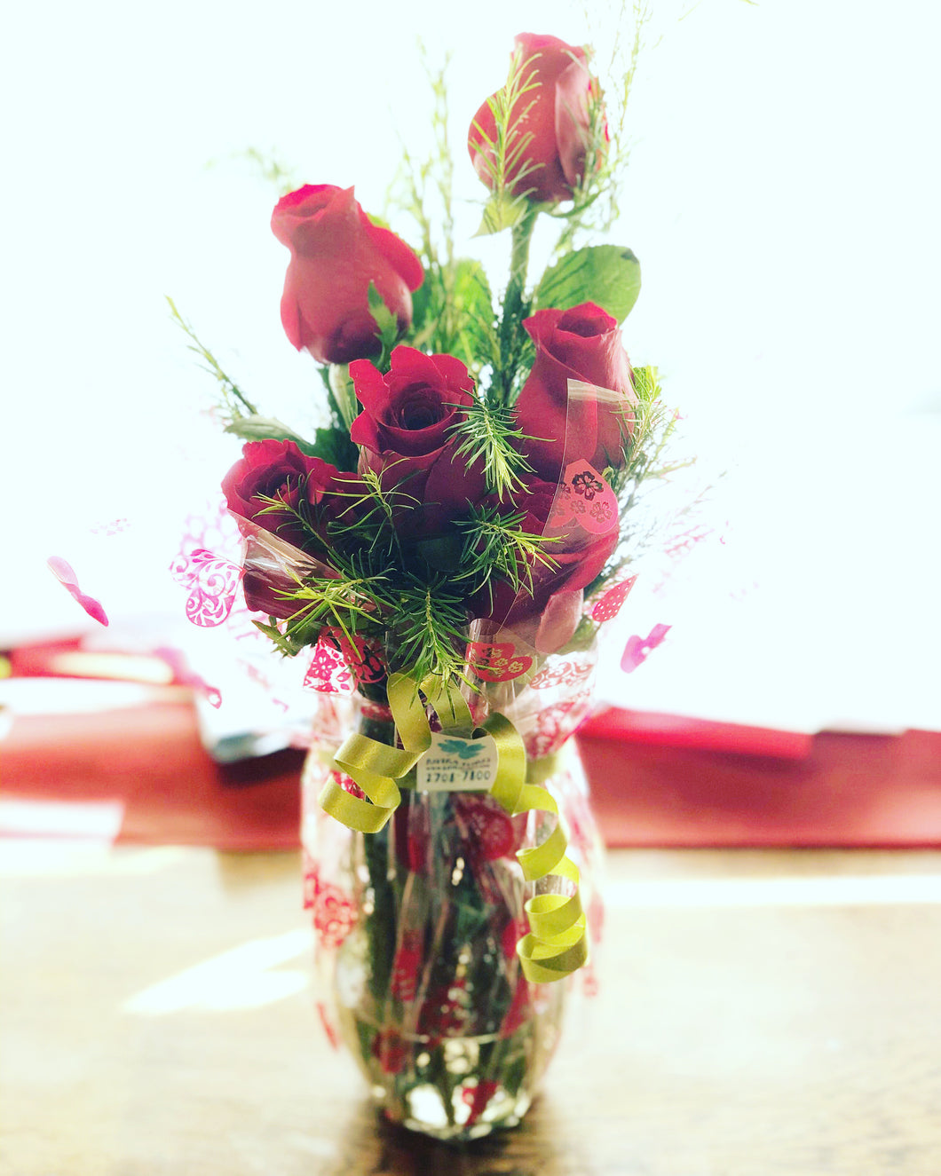 Florero con 6 rosas rojas
