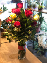 Cargar imagen en el visor de la galería, Rivera Flores ramo de rosas 12 rosas contraste en florero