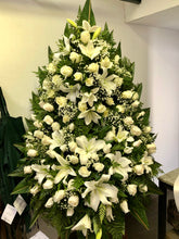 Cargar imagen en el visor de la galería, Rivera Flores Corona Rosas y Liliums blanca