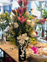 Cargar imagen en el visor de la galería, Rivera Flores - Floreria Arreglo en florero Liliums y Rosas en florero cilíndrico