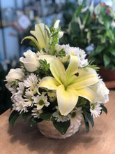 Cargar imagen en el visor de la galería, Rivera Flores - Floreria Canasta Blancos