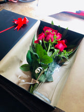 Cargar imagen en el visor de la galería, Rivera Flores - Floreria Caja con Rosas Caja Negra de Rosas con florero