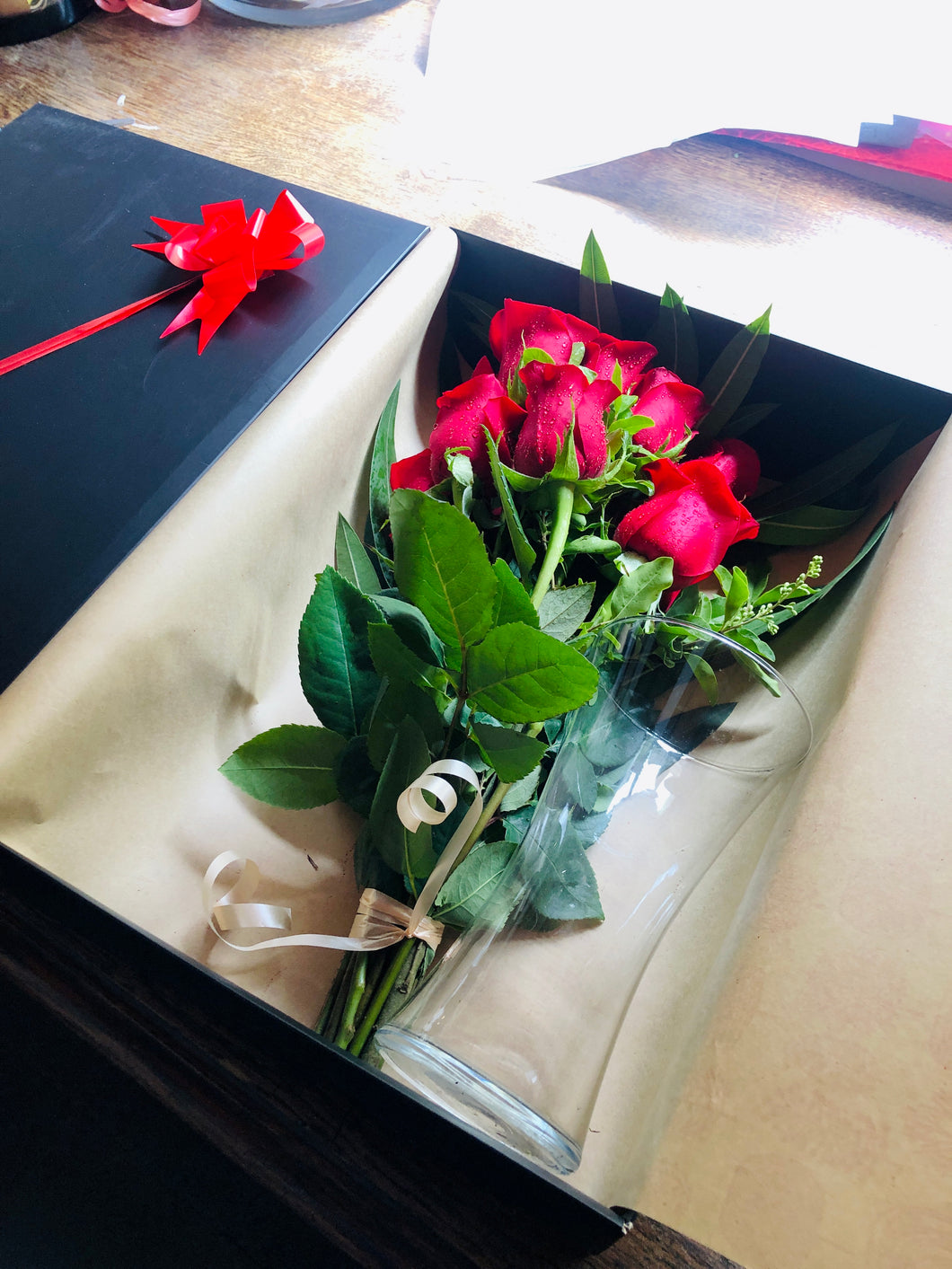 Caja Negra de Rosas con florero