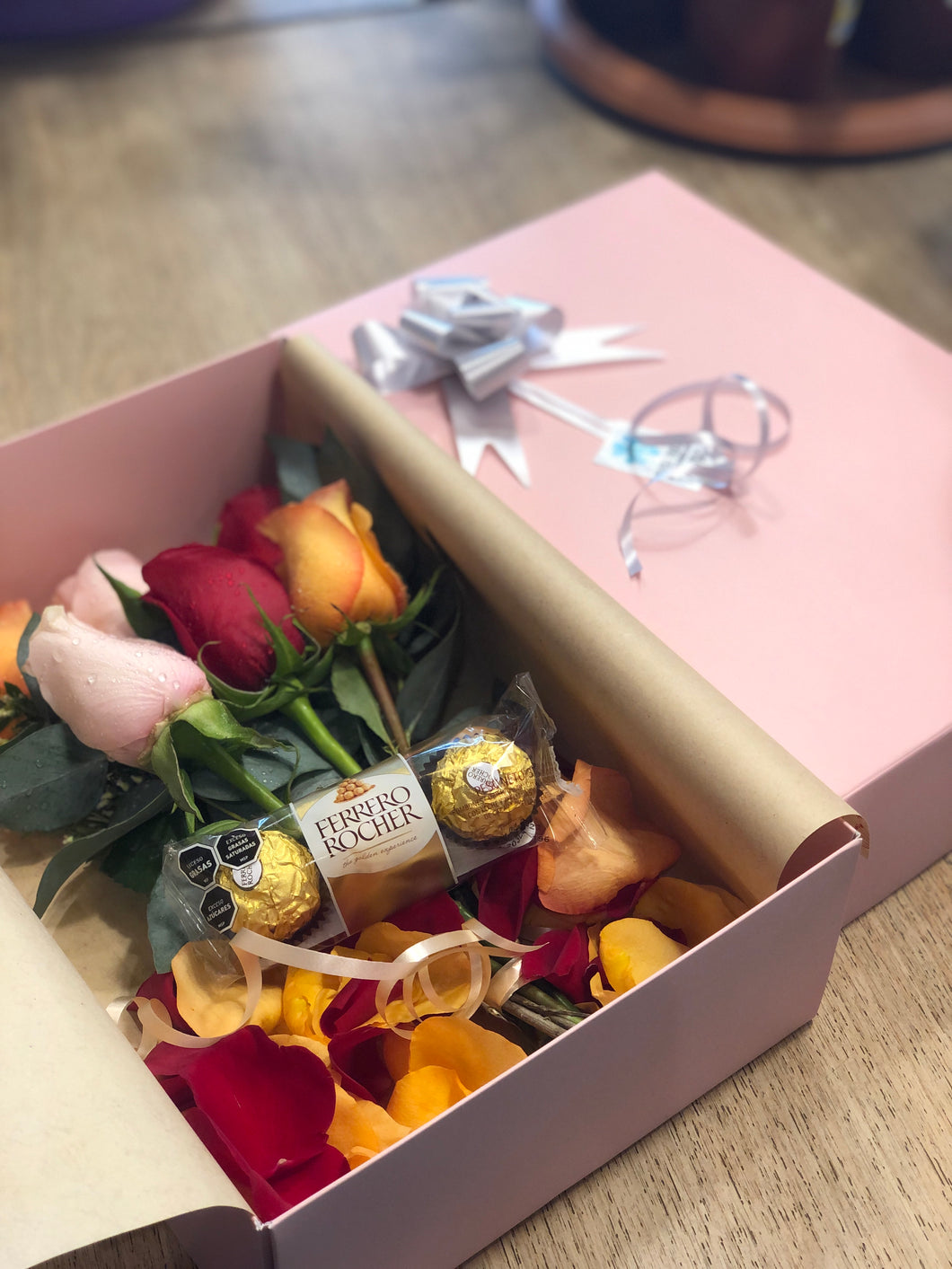 Caja Rosada Rosas + Ferrero