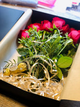Cargar imagen en el visor de la galería, Rivera Flores - Floreria Caja con Rosas Caja Negra Rosas + Ferrero