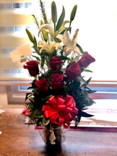 Cargar imagen en el visor de la galería, Rivera Flores - Floreria Arreglo de 6 rosas y 2 Liliums en florero