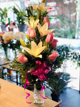 Cargar imagen en el visor de la galería, Rivera Flores - Floreria Arreglo en florero Arreglo de liliums y rosas en florero