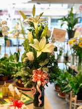 Cargar imagen en el visor de la galería, Rivera Flores - Floreria Arreglo en florero Liliums y rosas en florero