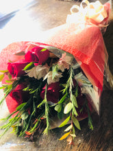 Cargar imagen en el visor de la galería, Rivera Flores Rosas y Astroemerias
