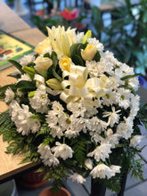 Cargar imagen en el visor de la galería, Rivera Flores - Floreria Almohadón Condolencias