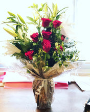 Cargar imagen en el visor de la galería, Rivera Flores - Floreria Ramo de 8 rosas y 3 Liliums en florero