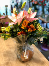 Cargar imagen en el visor de la galería, Rivera Flores Liliums blancos Liliums y Astromelia en Frasco Vintage