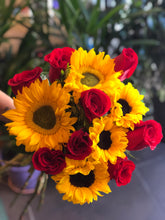 Cargar imagen en el visor de la galería, Rivera Flores Ramo Girasoles y Rosas