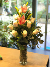 Cargar imagen en el visor de la galería, Rivera Flores - Floreria Arreglo en florero Arreglo 9 Rosas y lilium