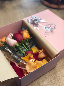 Caja Rosada de Rosas con florero