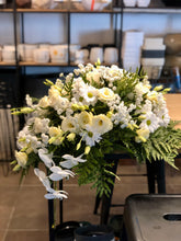 Cargar imagen en el visor de la galería, Almohadón con orquidea