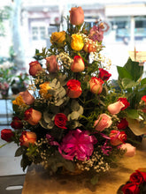 Cargar imagen en el visor de la galería, Canasta 24 Rosas Variadas