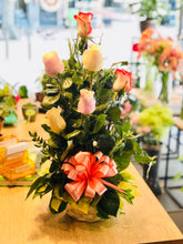 Cargar imagen en el visor de la galería, Rivera Flores Rosas rojas Canasta de Rosas Variadas