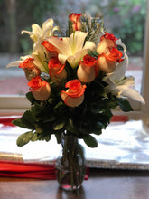 Cargar imagen en el visor de la galería, Arreglo de 2 liliums y 9 rosas en florero