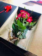 Cargar imagen en el visor de la galería, Rivera Flores - Floreria Caja con Rosas Caja Negra Rosas + Ferrero con florero