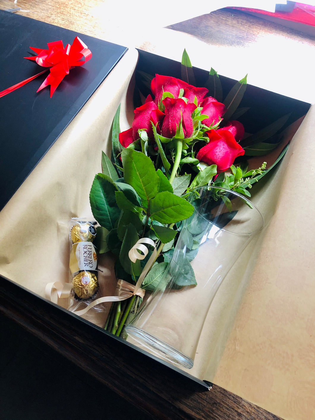 Caja Negra Rosas + Ferrero con florero