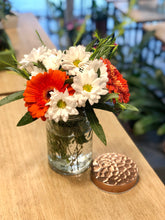 Cargar imagen en el visor de la galería, Rivera Flores - Floreria Arreglo en Fanal Gerberas y Felpillas en Frasco Vintage